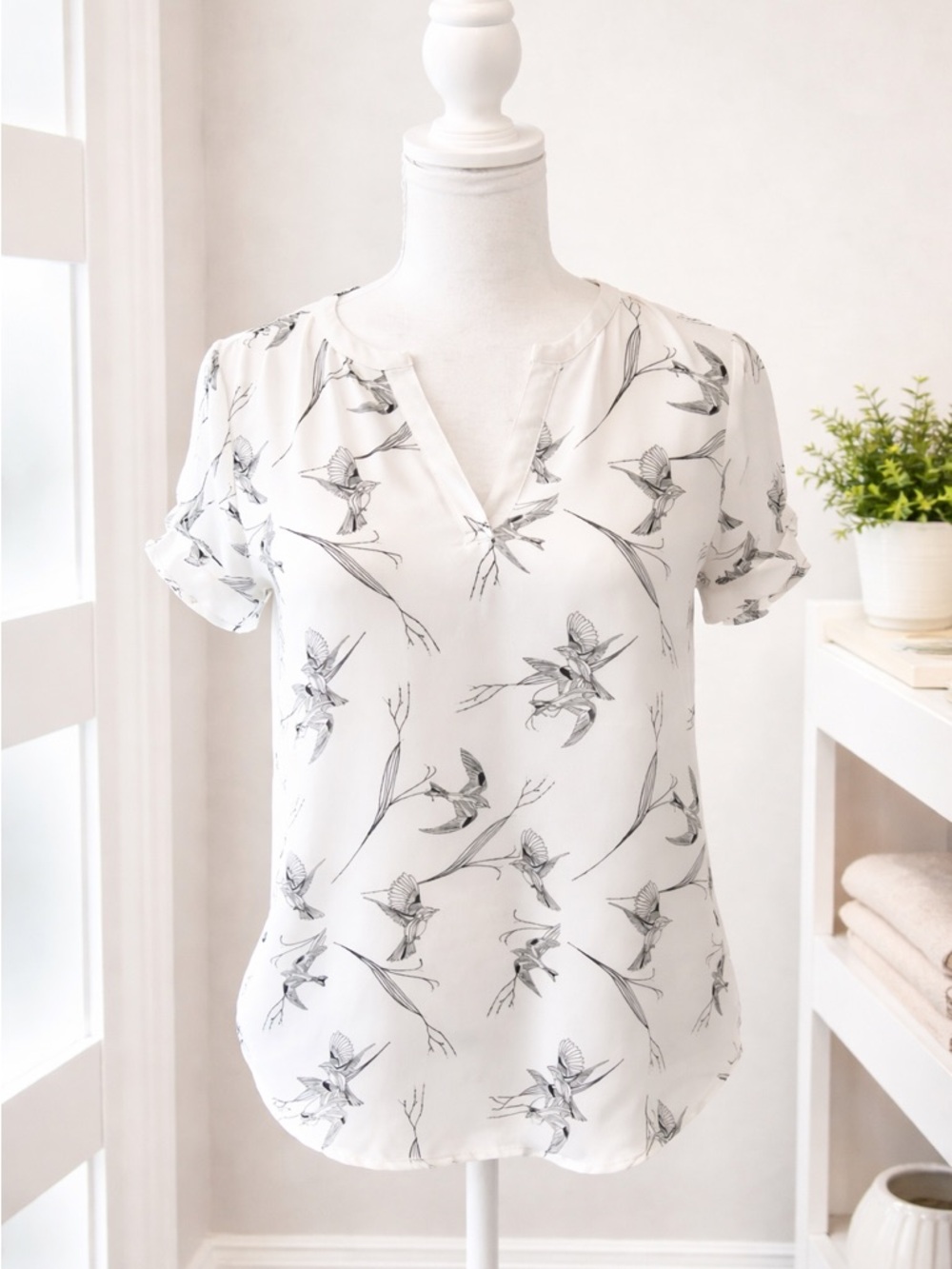 RW&CO. White Short-Sleeve Bird-Print Split V Blouse
